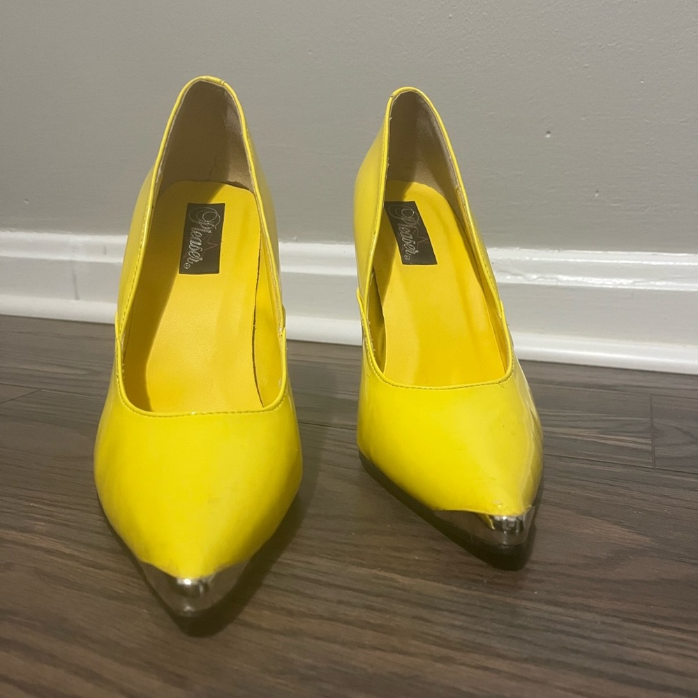 Yellow pumps